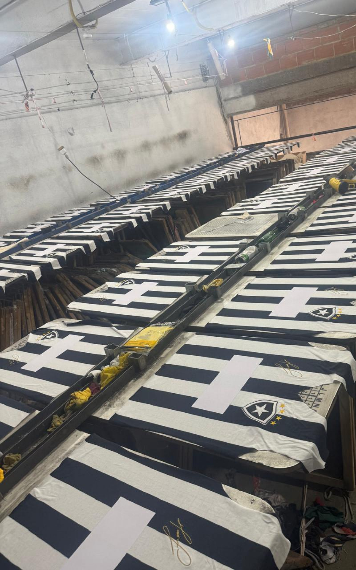 Selos, etiquetas e camisas foram recolhidas e apreendidas para perícia - Divulgação