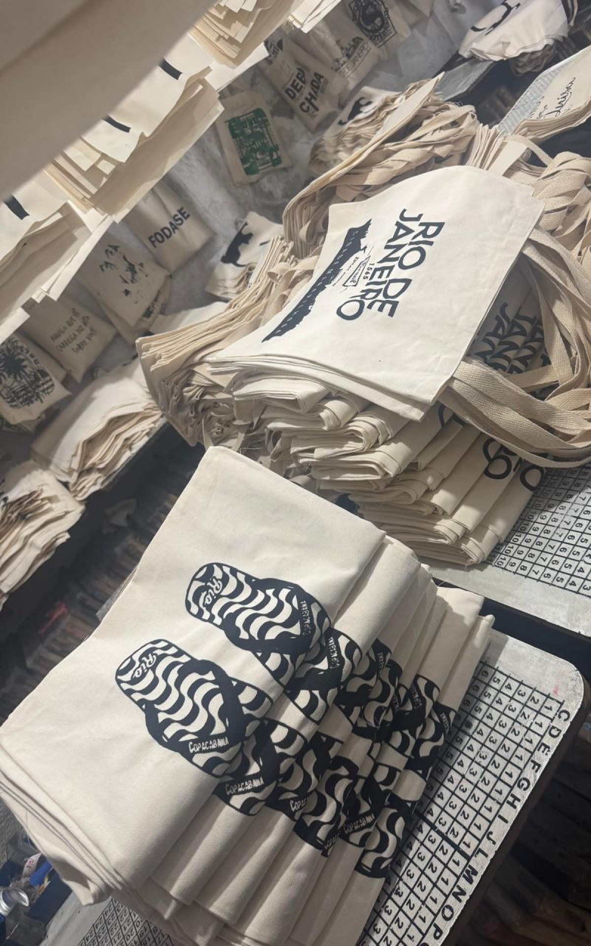 Selos, etiquetas e camisas foram recolhidas e apreendidas para perícia - Divulgação