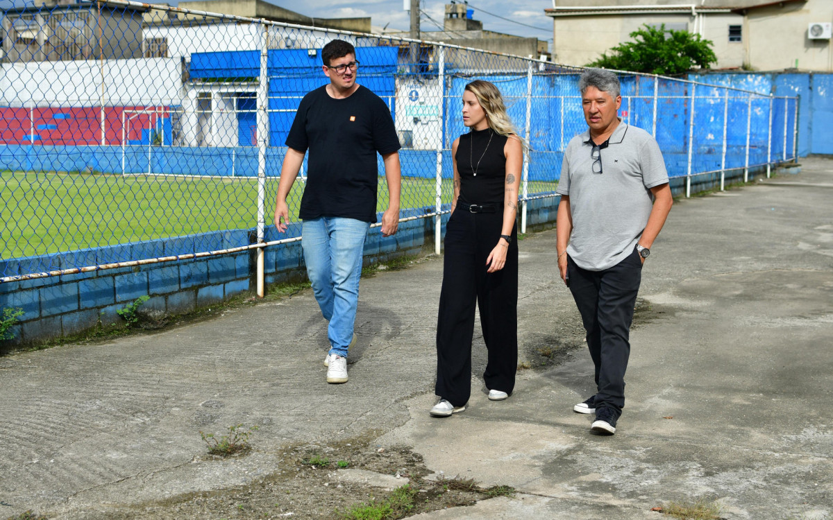 Thiago Azevedo, Camila Costa e ZZ da Crajubar vistoriaram o estádio Nélio Gomes, que deverá receber o ônibus do castramóvel