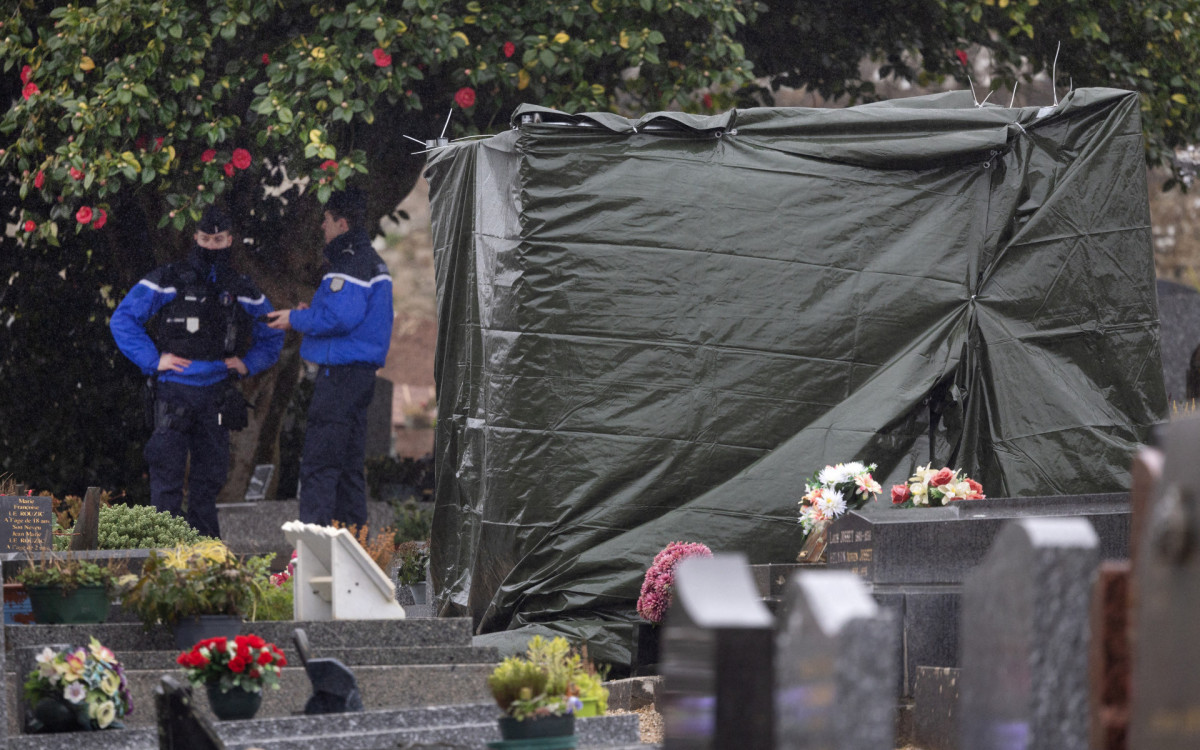 Lona cobre a lápide vandalizada do falecido líder de extrema direita Jean-Marie Le Pen