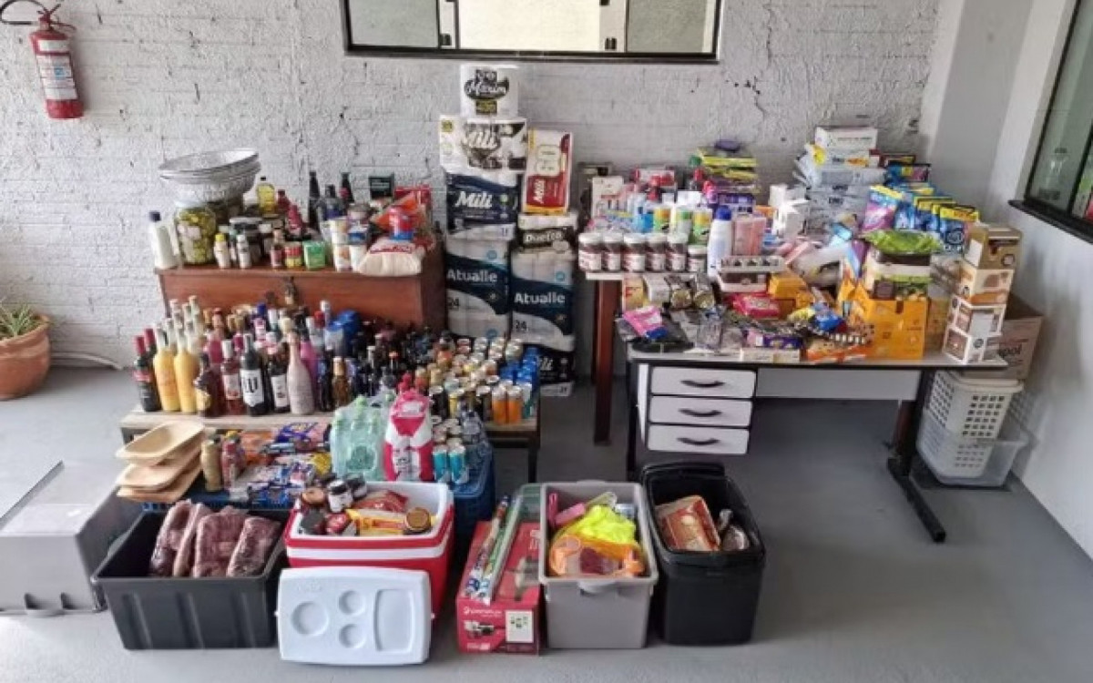 Mulher é presa após furtar mais de R$ 10 mil em produtos de supermercados. Na foto, mercadaria apreendida na casa da suspeita