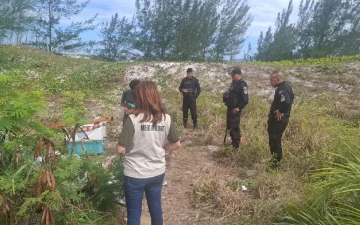 Remoção de um acampamento irregular instalado em uma área de duna no bairro Foguete