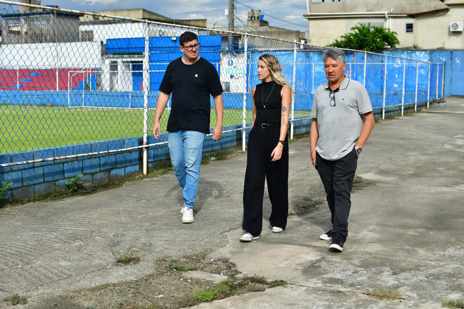 Thiago Azevedo, Camila Costa e ZZ da Crajubar vistoriaram o est&aacute;dio N&eacute;lio Gomes, que dever&aacute; receber o &ocirc;nibus do castram&oacute;vel - Jeovani Campos / PMBR
