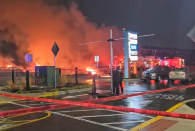 EUA: avião de pequeno porte cai próximo a shopping center na Filadélfia; Vídeo