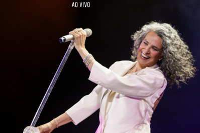 Simone lança álbum comemorativo: 'Tesão pelo que faço'