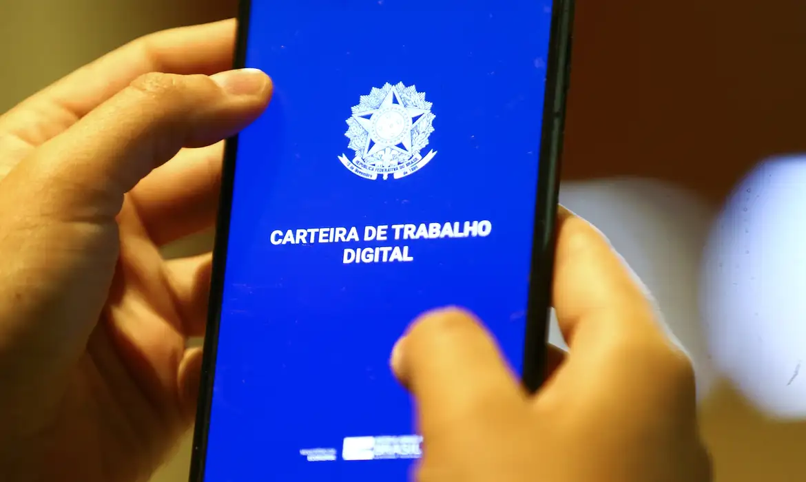 Taxa de desemprego fica em 6,2% no trimestre até dezembro, aponta IBGE