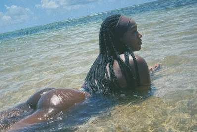 Iza exibe as curvas em cliques de biquíni: 'Pão de Açúcar na Bahia'