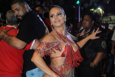 Vídeo! Viviane Araujo surge deslumbrante em ensaio de rua do Salgueiro