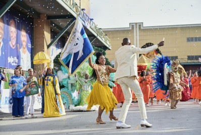 Porta-bandeira da Tradição fala sobre preparação para desfile: 'Exige disciplina e paixão'