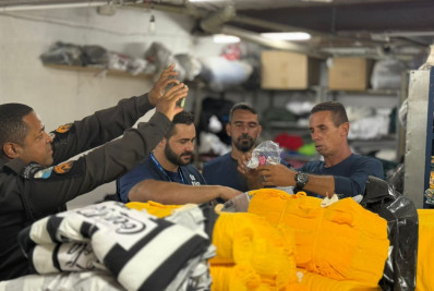 Prédio com fábrica clandestina de camisas de time é interditado no Centro do Rio
