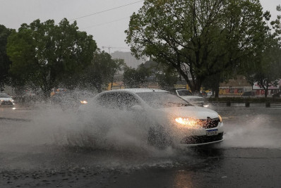Vídeo: chuva forte acompanhada de ventania volta a atingir o Rio de Janeiro
