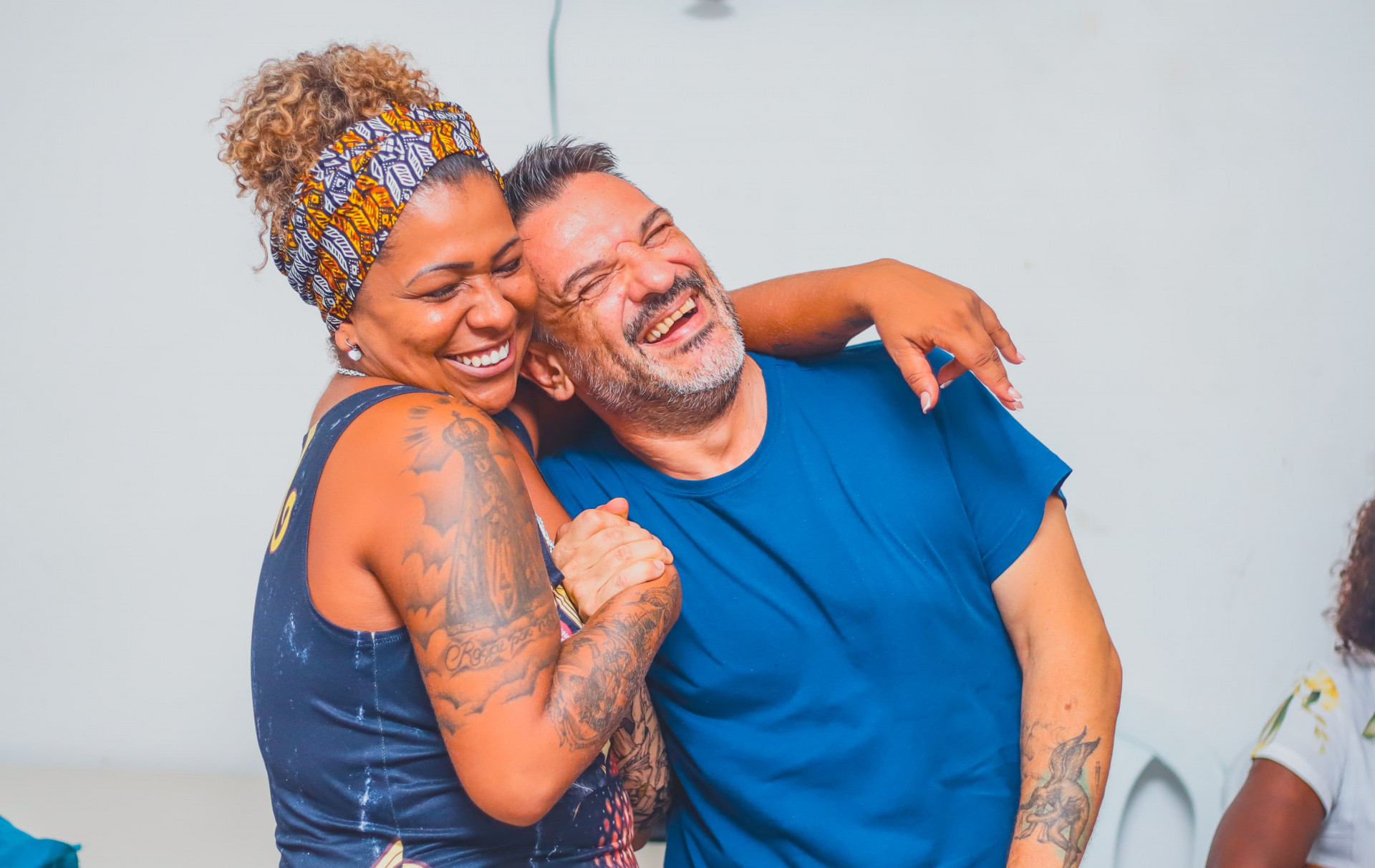 A gestora do CAPS AD Marinheiro João Cândido, Débora Bastos e o palestrante Dênis Petuco  - Gilberto Rocha