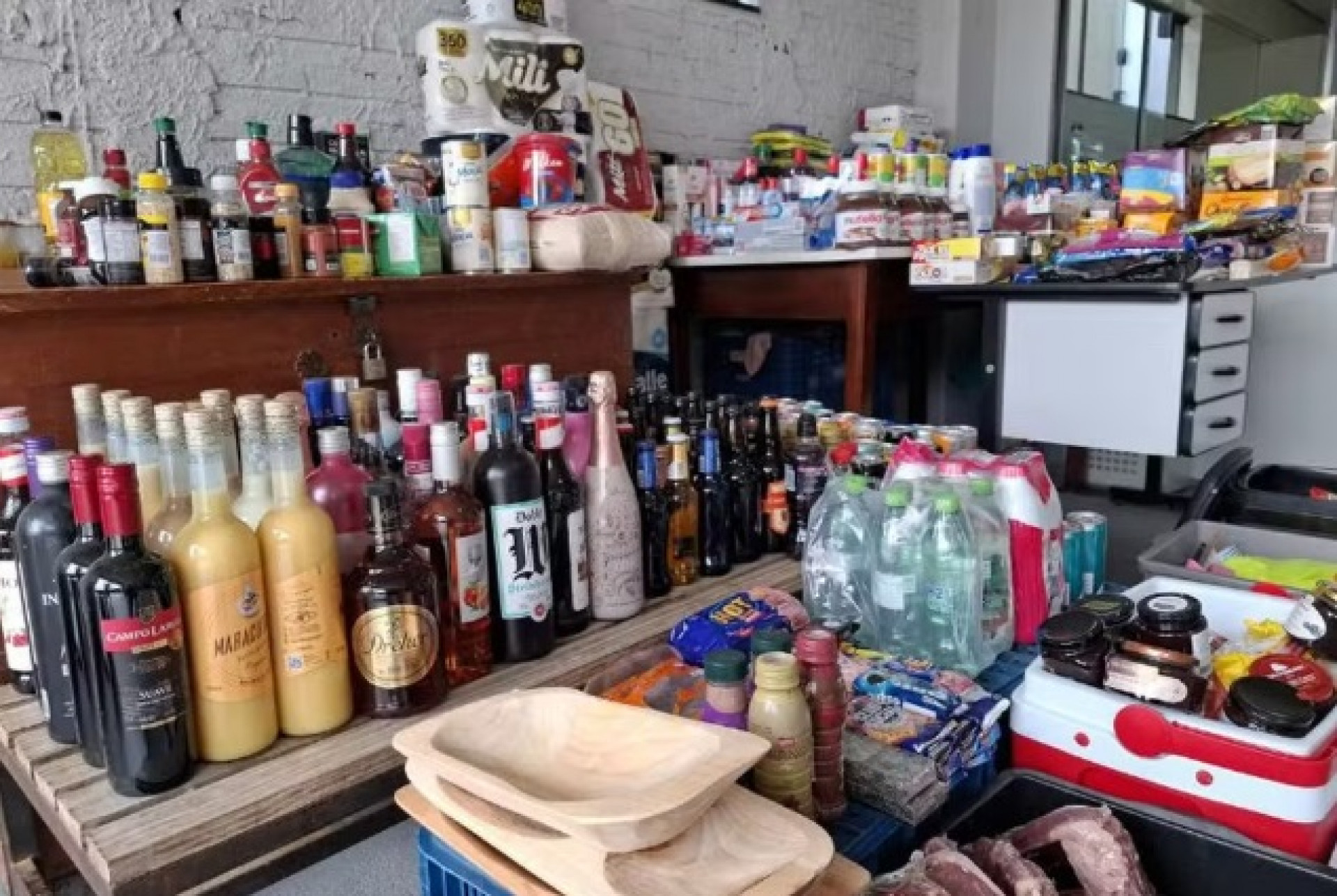 Mulher &eacute; presa ap&oacute;s furtar mais de R$ 10 mil em produtos de supermercados. Na foto, mercadaria apreendida na casa da suspeita - Divulga&ccedil;&atilde;o