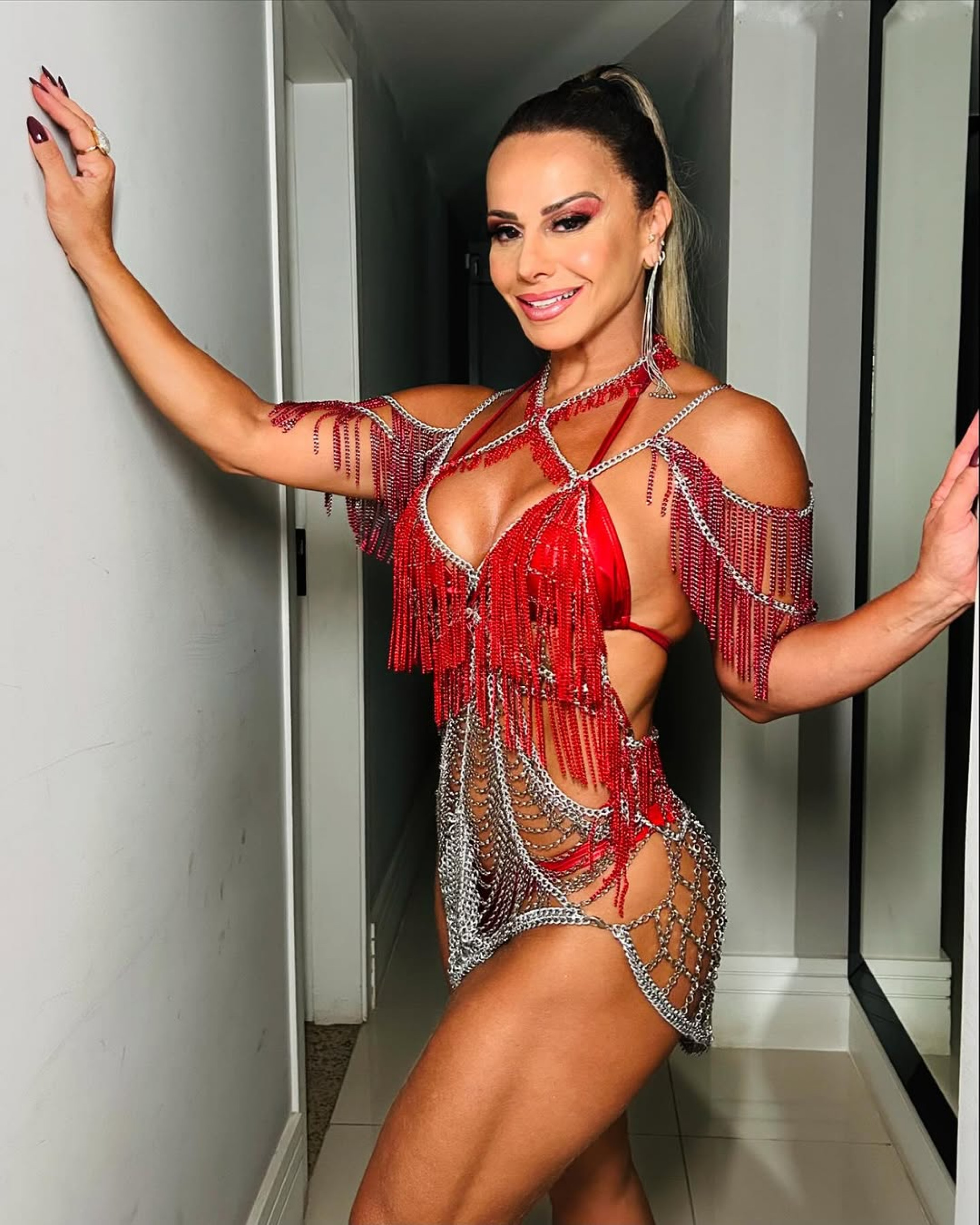 Rainha de bateria do Salgueiro, Vivi Araujo brilha em ensaio de rua - Reprodução / Instagram