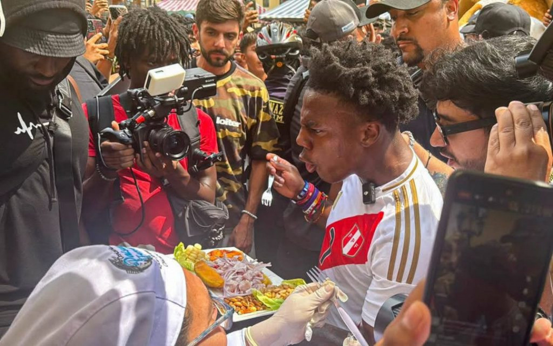 A presença de Speed atraiu fãs para a Praça Maior de Lima, no centro da cidade - Divulgação / Municipalidad de Lima