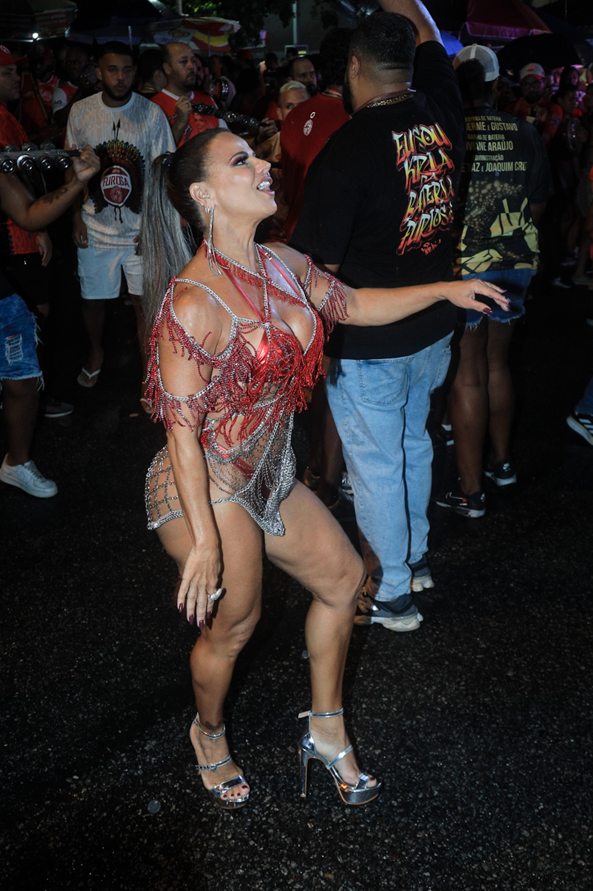 Viviane Araujo brilha em ensaio de rua do Salgueiro - Agnews