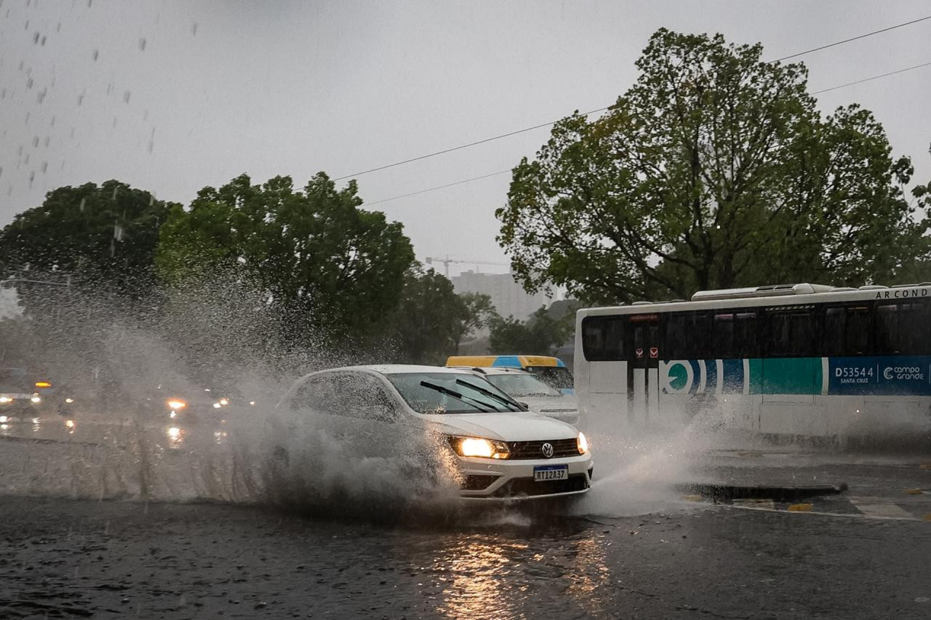 Chuva forte causou transtornos para motoristas no Centro do Rio, na tarde desta sexta-feira (31) - Renan Areias/Agência O Dia