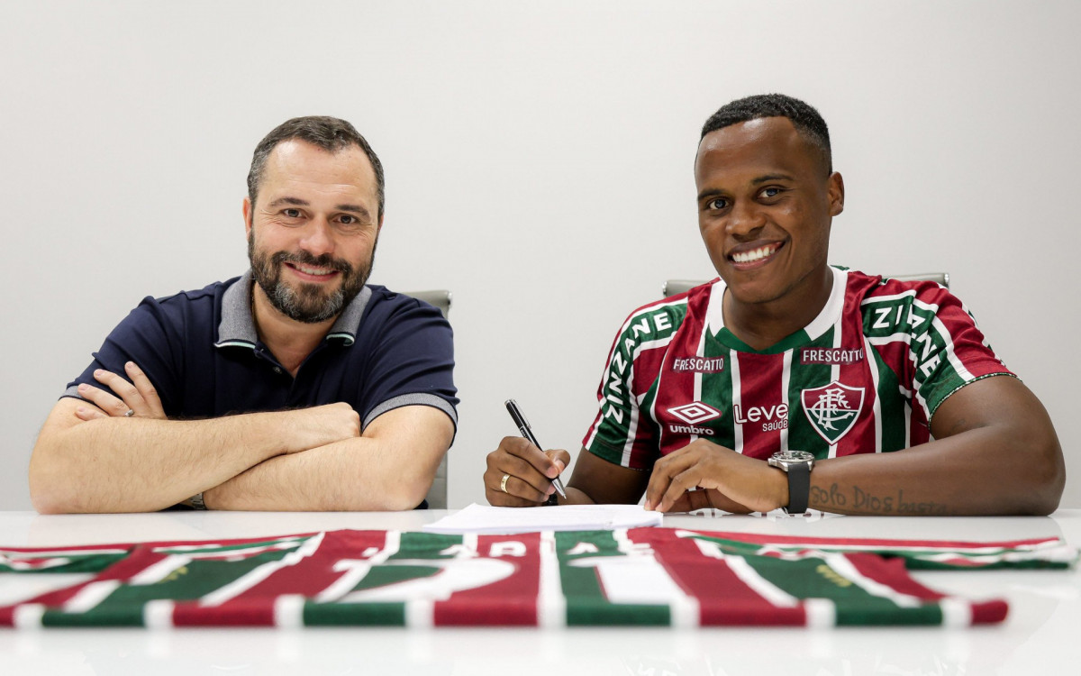 Jhon Arias assinou sua extensão de contrato com o Fluminenese neste sábado (1º)