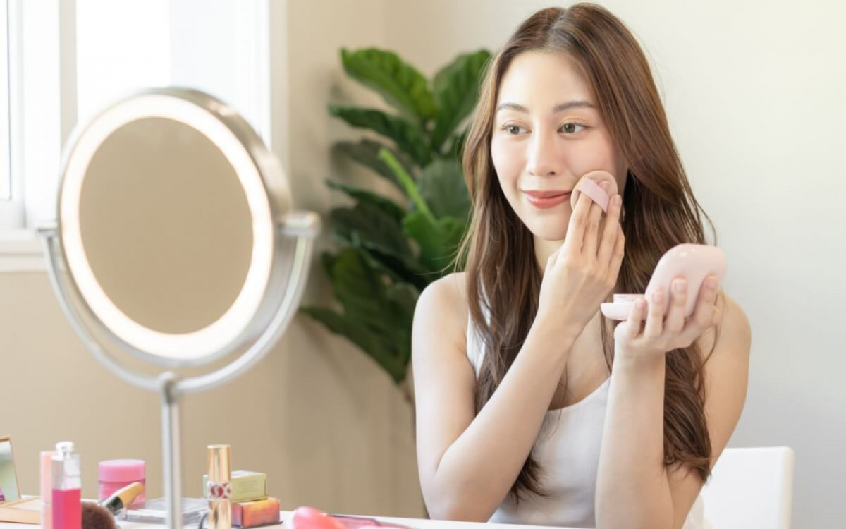 A maquiagem lifting ajuda a criar um efeito rejuvenescedor (Imagem: Kmpzzz | Shutterstock)