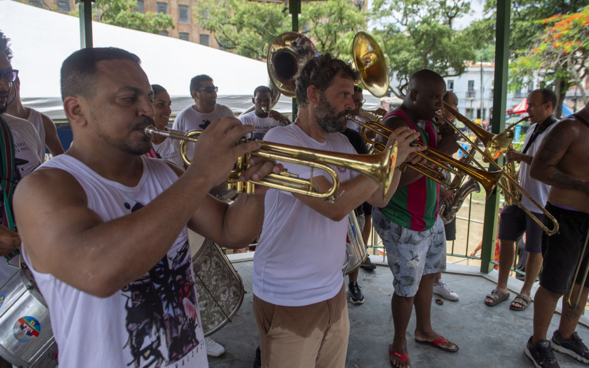 Bloco Prata Preta, na praça da Harmonia, Gamboa, reuniu dezenas de foliões
