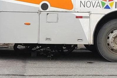 Homem morre e outro fica ferido em acidente entre moto e ônibus em Nova Iguaçu