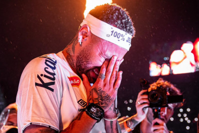 Vídeo: Neymar se emociona e chora em retorno ao Santos