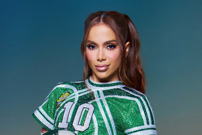 Vídeo! Anitta joga microfones no chão após falhas técnicas em show