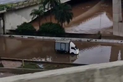 Marginal Tietê amanhece alagada e com pontos de interdição após fortes chuvas