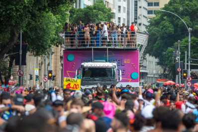 Carrossel de Emoções abre temporada de megablocos no Centro com mistura de ritmos