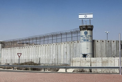 Israel começa a libertar prisioneiros palestinos após soltura de três reféns