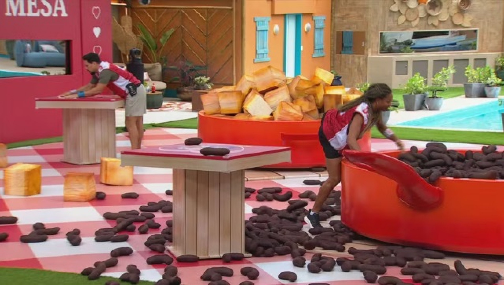 Aline e Vinícius durante a Prova do Anjo  - Reprodução/Globo