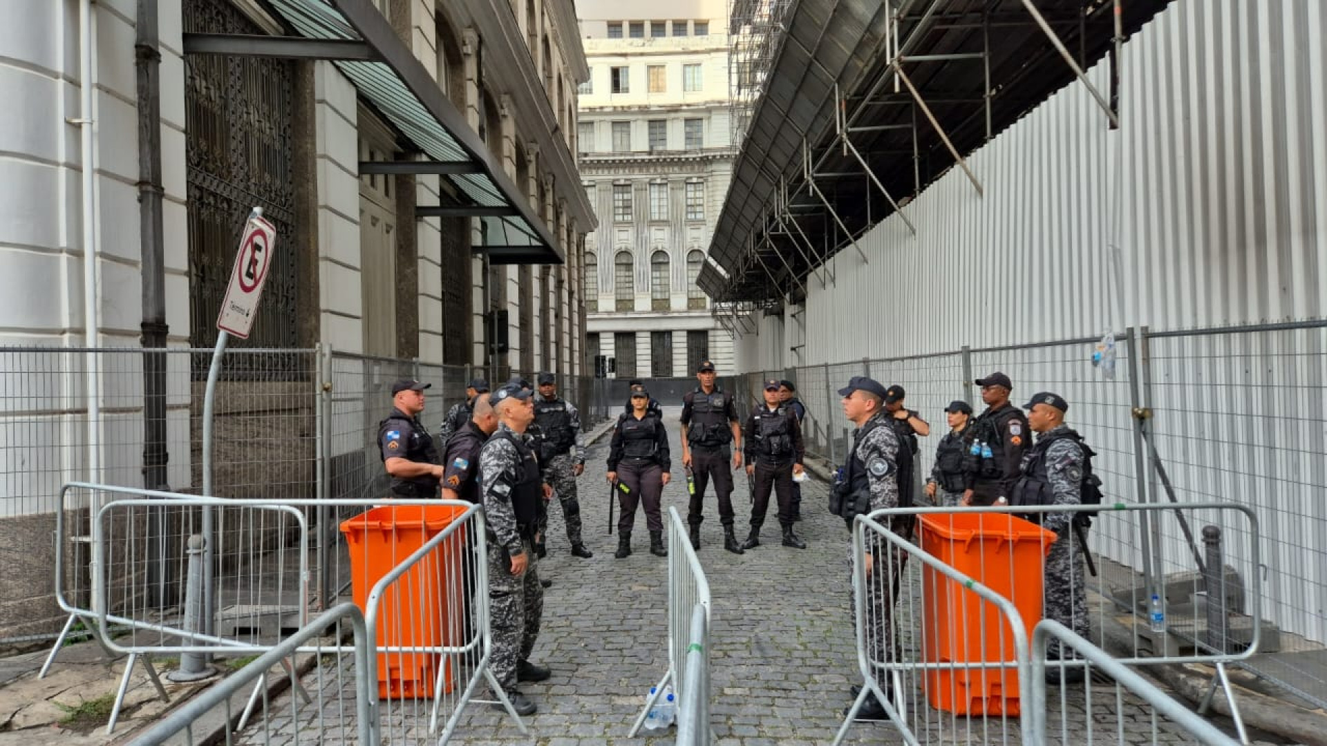 Pontos de revista foram montados pela PM nos acessos - @pmerj