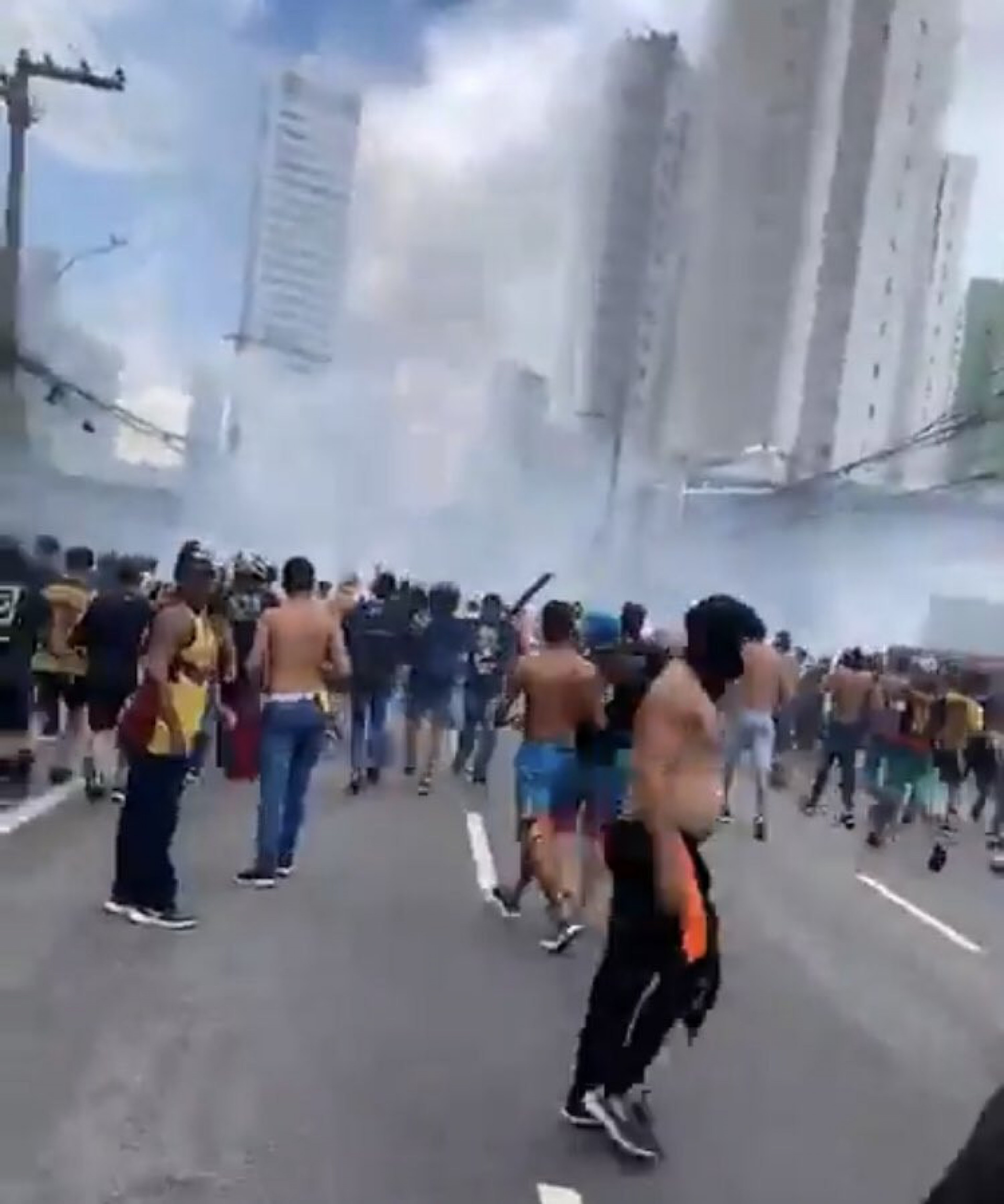 Torcidas de Santa Cruz e Sport se envolvem em briga no Recife