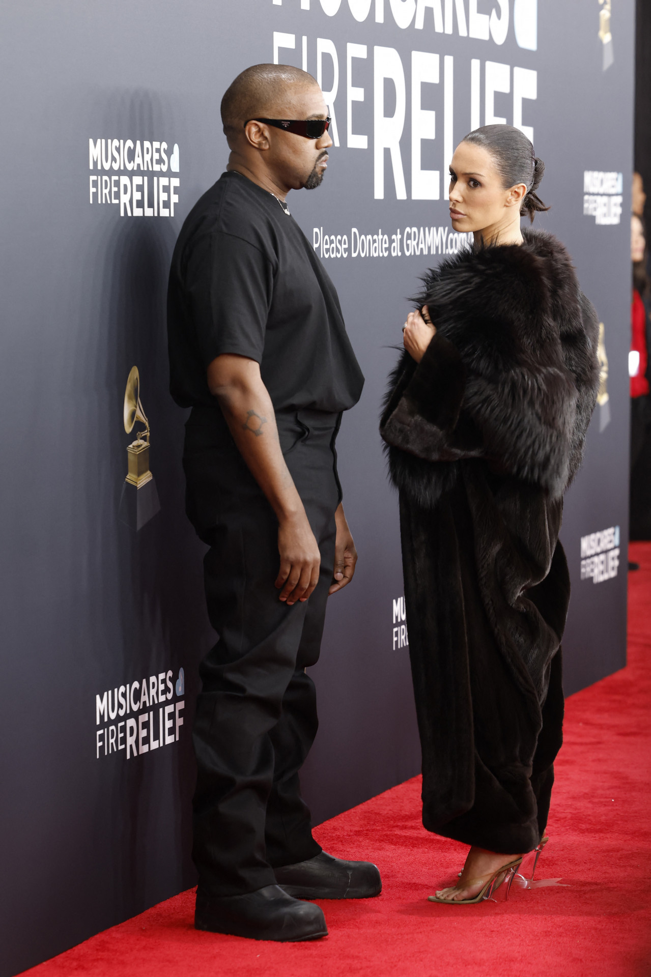 Mulher de Kanye West ficou nua no tapete vermelho do Grammy  - AFP