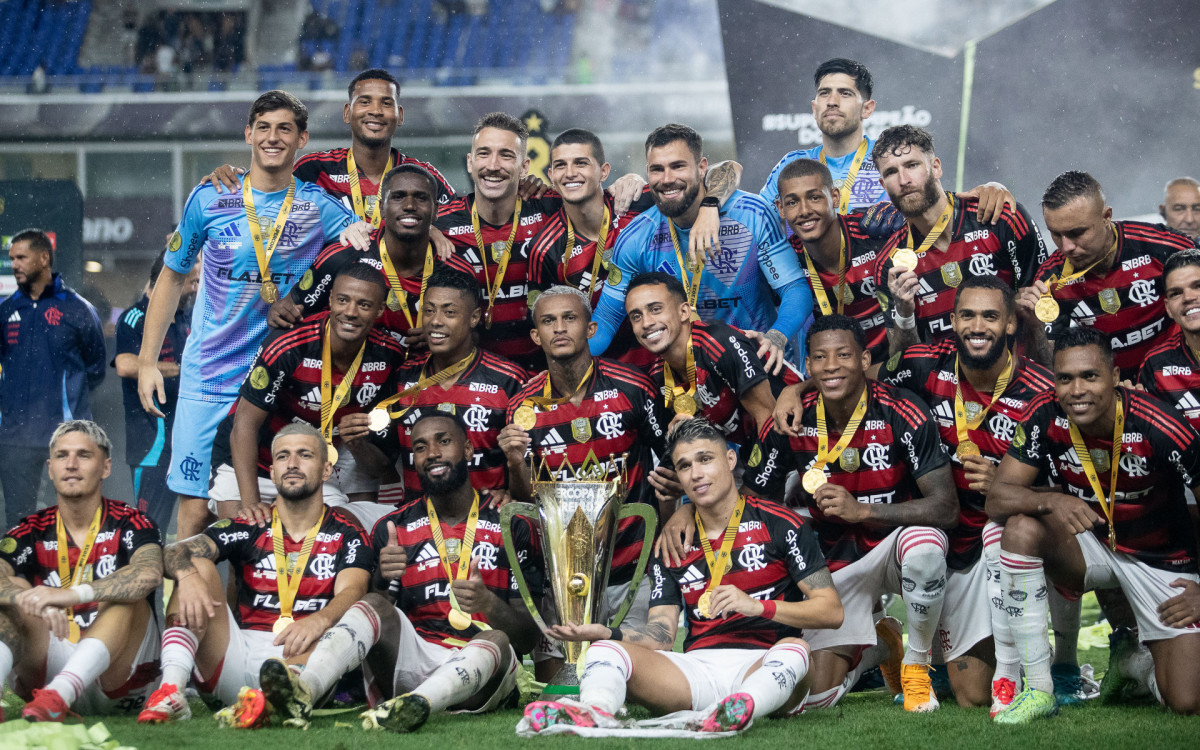 Flamengo conquistou o trof&eacute;u da Supercopa Rei em cima do Botafogo
