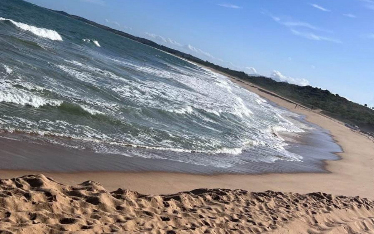 Veleiro naufraga na Praia das Pedrinhas e reforça alerta sobre navegação segura em ventos fortes