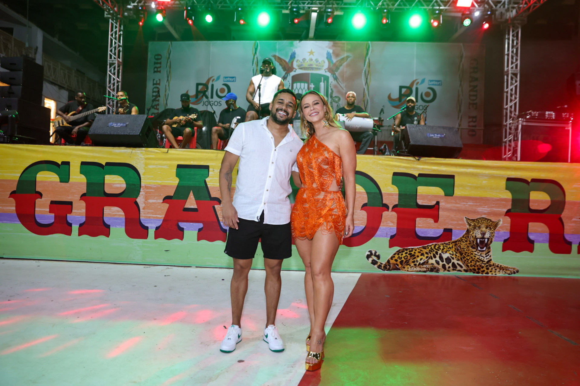 Paolla Oliveira e mestre Faf&aacute; promoveram festa na quadra da Grande Rio  - Anderson Borde / AgNews
