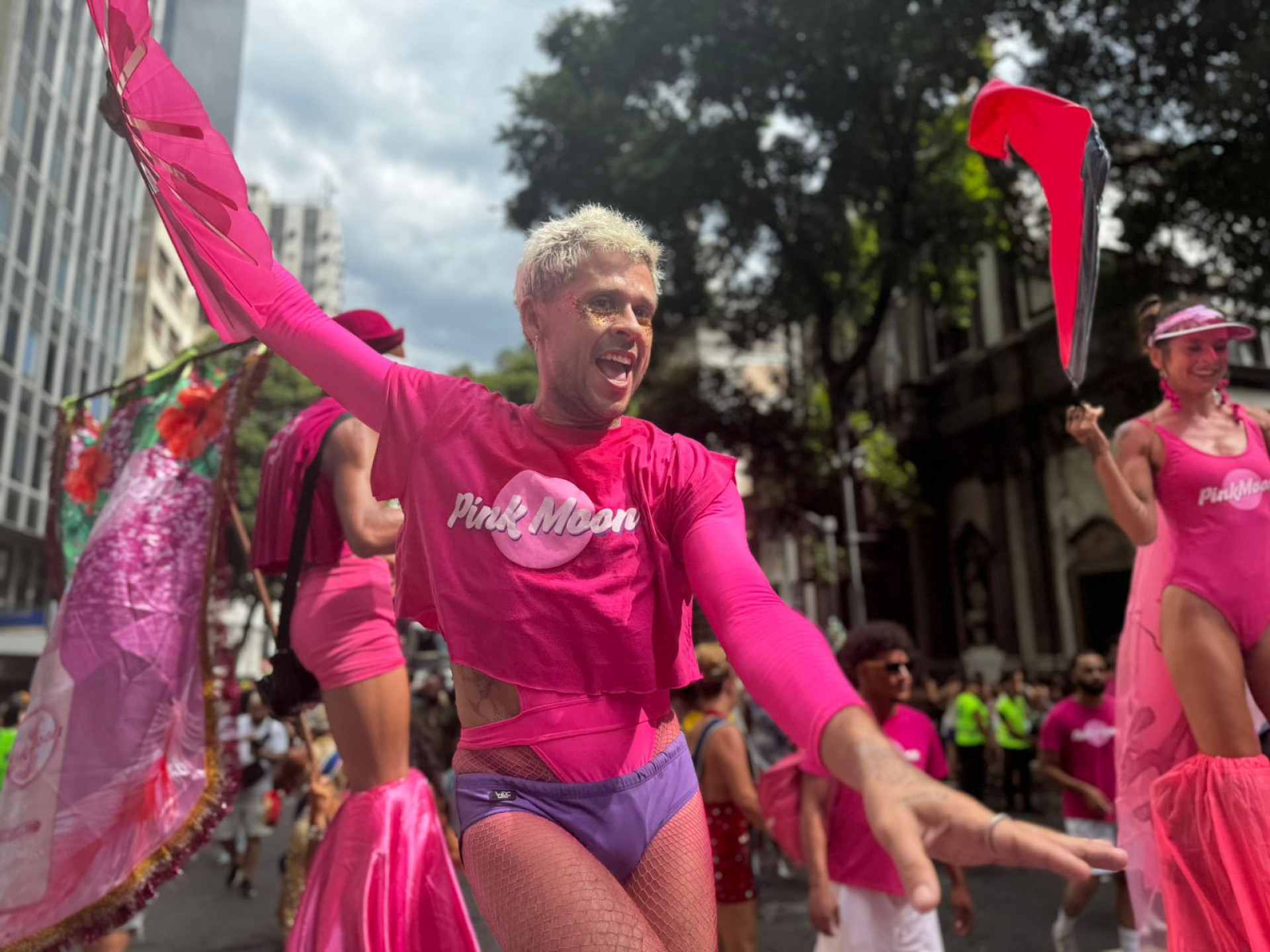 Dan&ccedil;arinos agitaram os foli&otilde;es no desfile do Ch&aacute; da Alice - Gabriel Salotti / Ag&ecirc;ncia O Dia