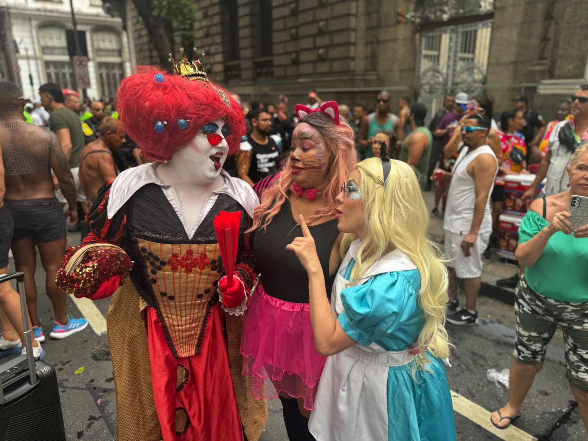 Trio de amigas com fantasias inspiradas no universo de 'Alice no País das Maravilhas' - Gabriel Salotti / Agência O Dia