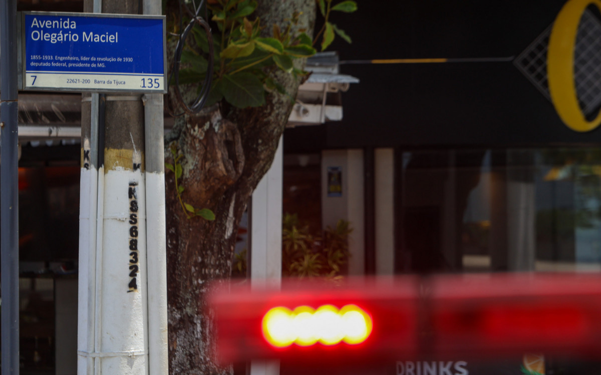 Pauta sobre o aumento no número de assaltos e roubos de celulares na região da Barra da Tijuca. 