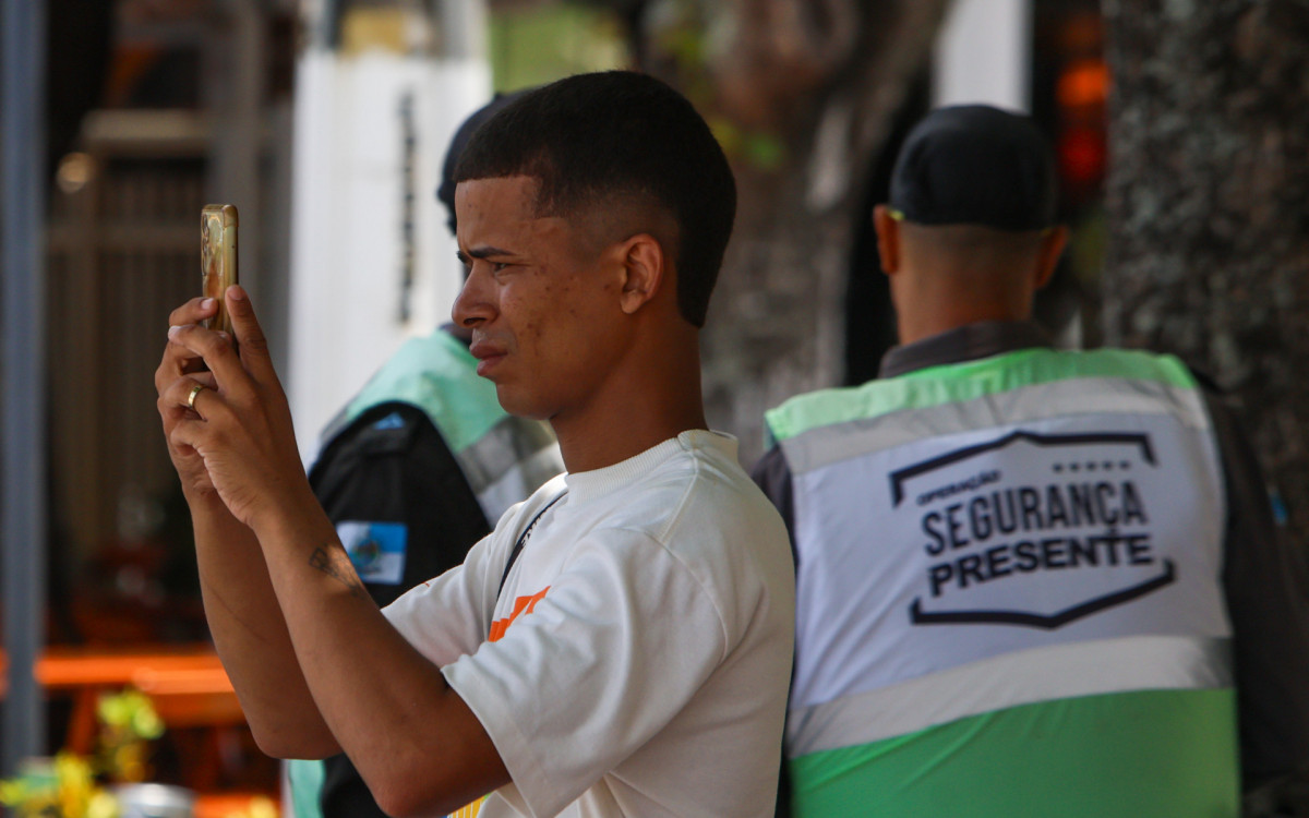 Pauta sobre o aumento no número de assaltos e roubos de celulares na região da Barra da Tijuca. 