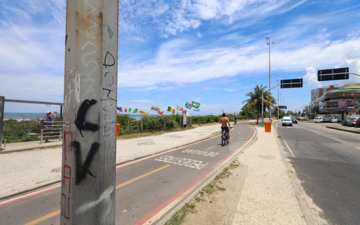 Pauta sobre o aumento no número de assaltos e roubos de celulares na região da Barra da Tijuca. 