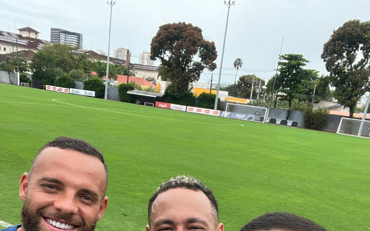 Centro das aten&ccedil;&otilde;es, Neymar faz selfie com os companheiros no Santos