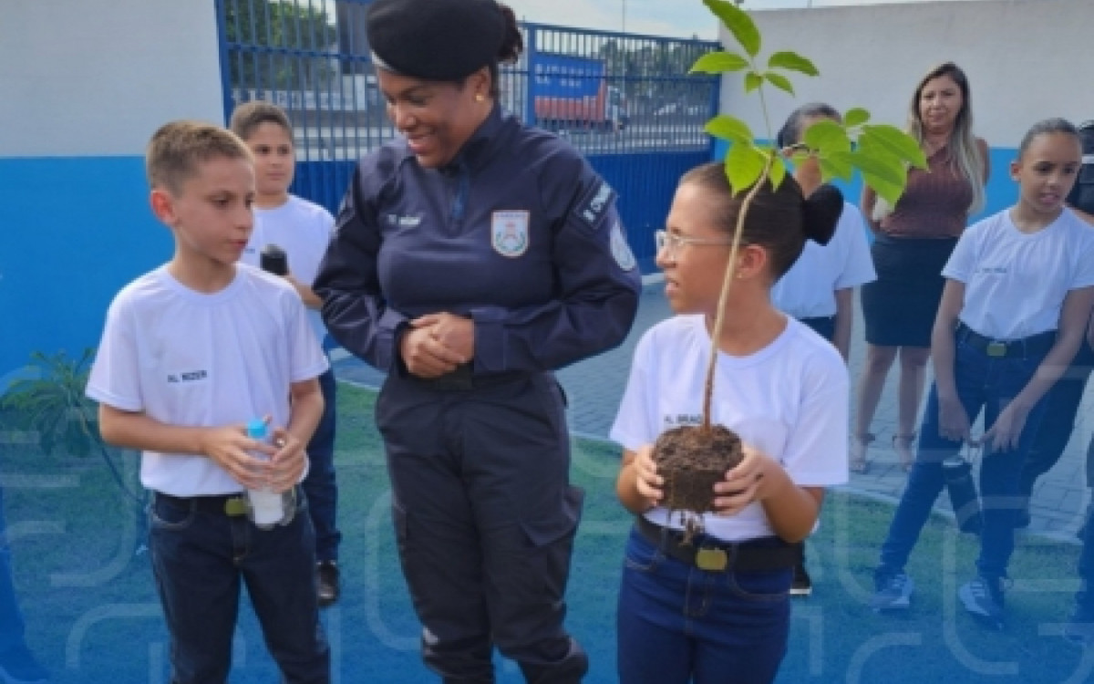 Novos alunos têm primeiro dia de aula no colégio da PM em Caxias 