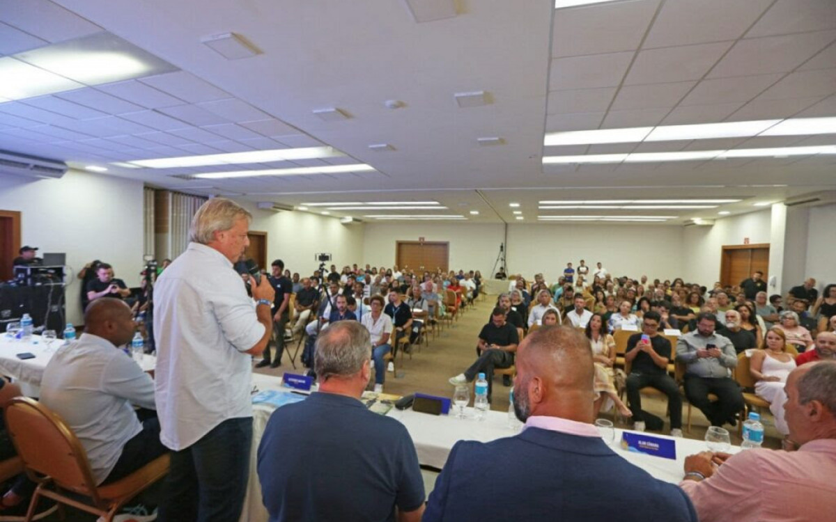 Prefeito Alexandre Martins discursa durante apresentação do Calendário de Eventos