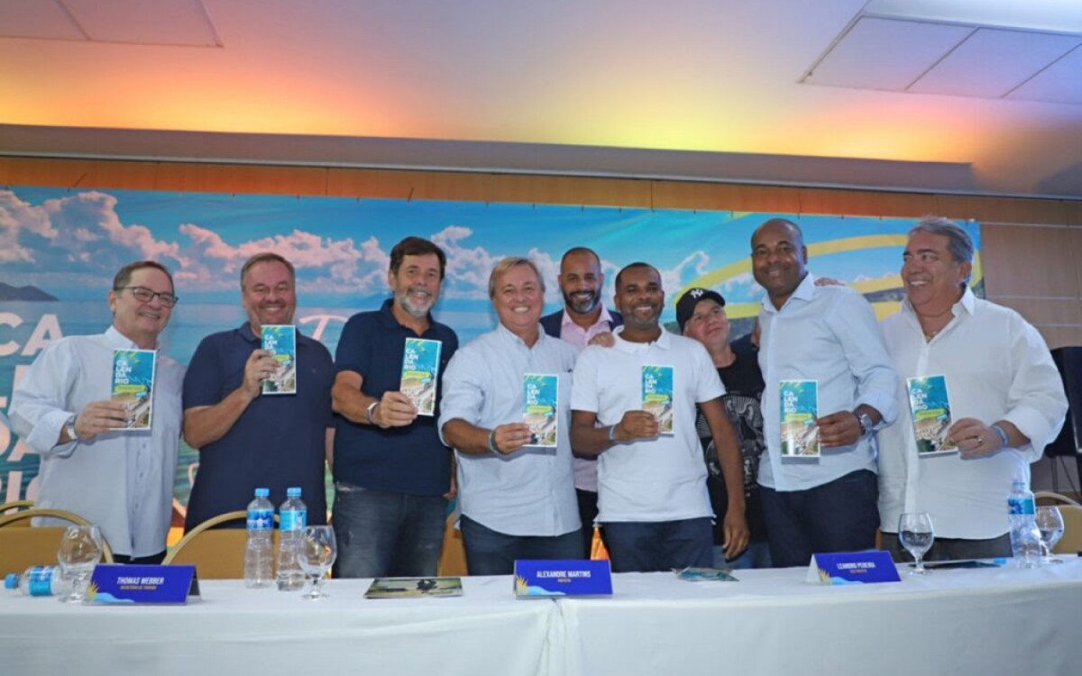 Prefeito Alexandre Martins entre secretariado