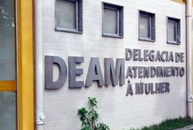 Homem é preso por arrastar companheira pelo cabelo preso ao carro