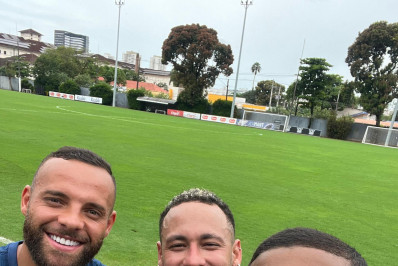 Neymar chega de helicóptero para primeiro treino em seu retorno ao Santos