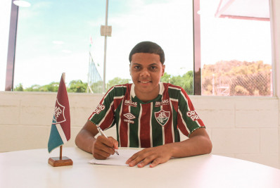 Fluminense assina contrato profissional com joia do sub-17; multa é de R$ 300 milhões