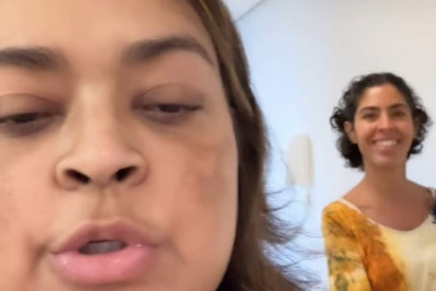 Preta Gil caminha pelo hospital ao lado da irmã, Bela